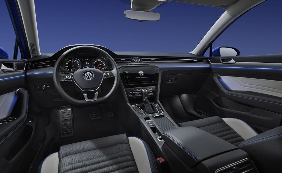Торпедо Volkswagen Magotan GTE (B8L) 2019 года  (фото 2 из 12)